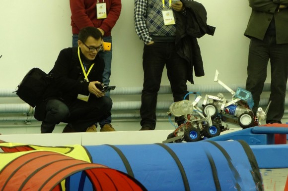 誰說“DOTA”只有真人版 機器人也能上演