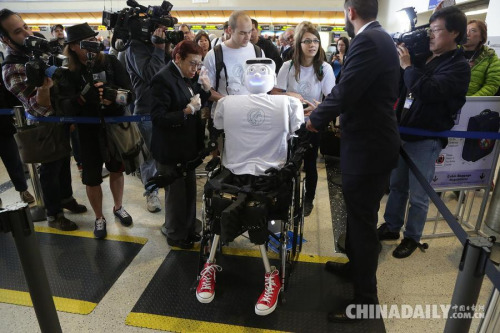 美仿人機器人買票坐飛機引圍觀