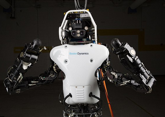 谷歌機器人林中跑步 摔倒自己爬起來