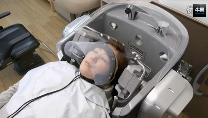 懶人福利：全自動洗頭機器人