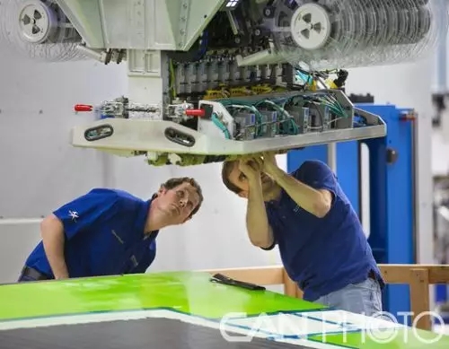 【應用觀察】制造機翼的高速機器人