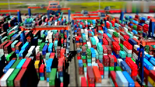 擁有84臺AGV小車、空無一人的全自動化碼頭