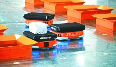 郵政最大機器人分揀系統在武漢啟用，320臺機器人很忙碌！