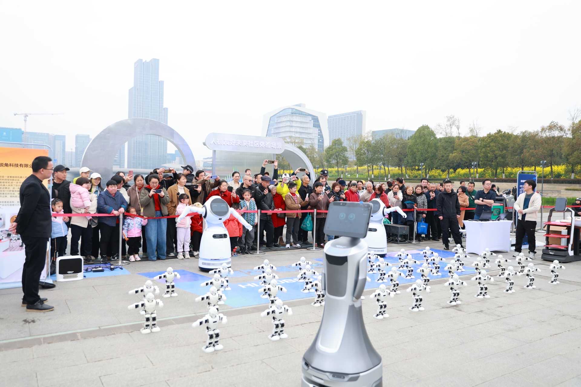 西部首個！ 成都高新區新川之心機器人公園正式開園